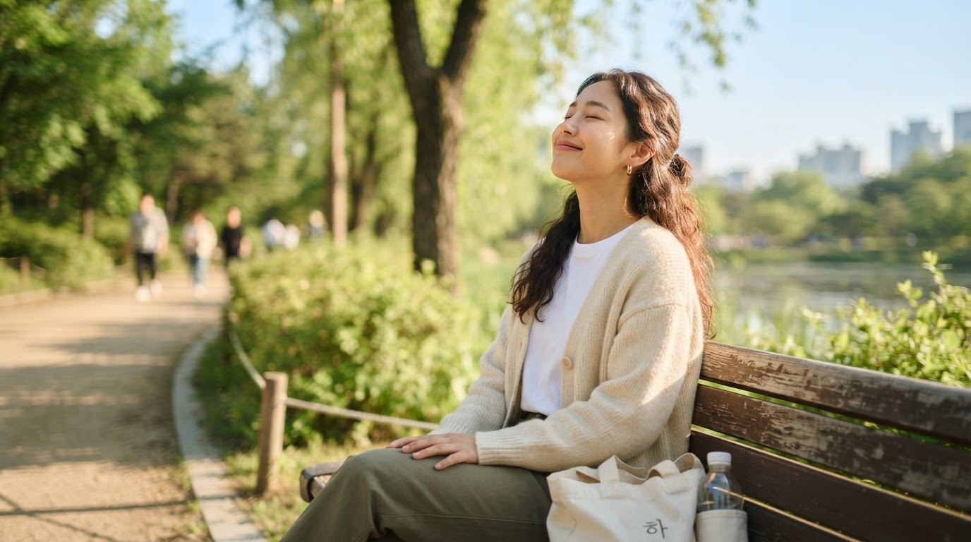 공원에서 햇빛 쬐는 사람 모습